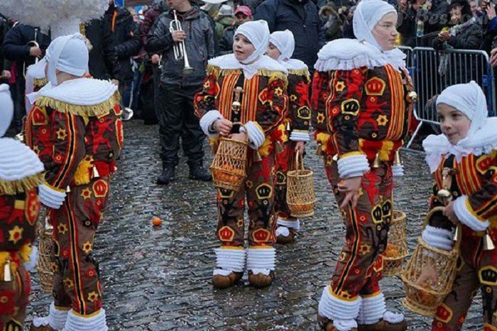 du lịch bỉ khám phá lễ hội hóa trang carnaval de binche sôi động