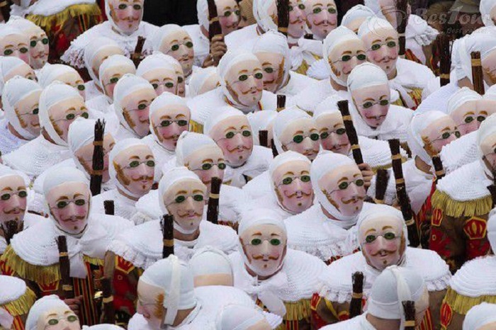 du lịch bỉ khám phá lễ hội hóa trang carnaval de binche sôi động