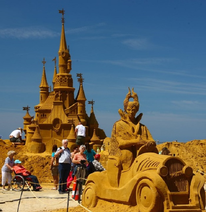 du lịch bỉ khám phá lễ hội điêu khắc cát siêu vui, siêu hấp dẫn