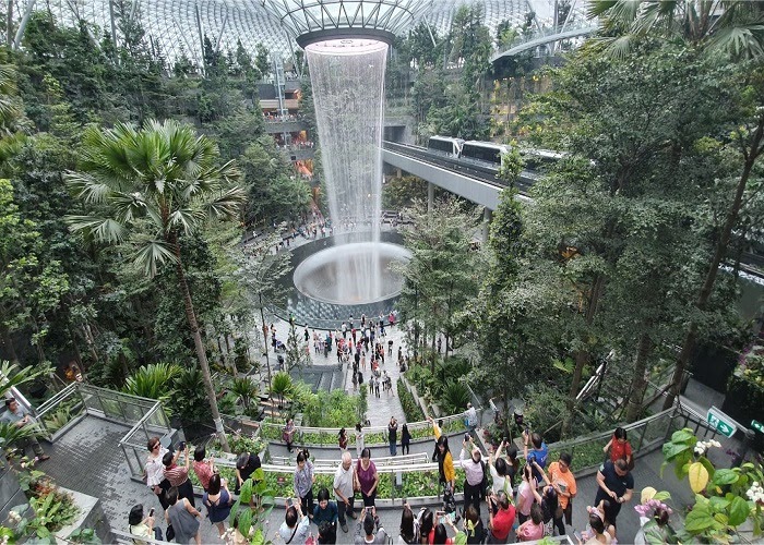 Cận cảnh thác nước sân bay Changi – Một công trình khổng lồ đẹp như mơ