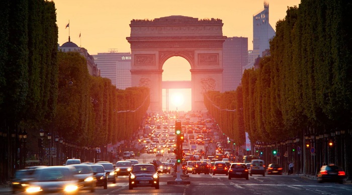 Ăn chơi sành điệu như người Paris trên đại lộ Champs Elysees hoa lệ