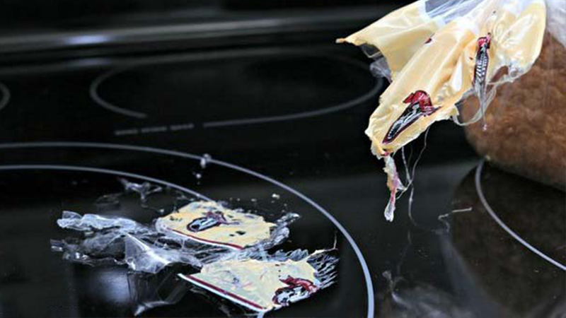 Chỉ cần 2 phút đã đánh bay vết nhựa dính trên bề mặt bếp từ