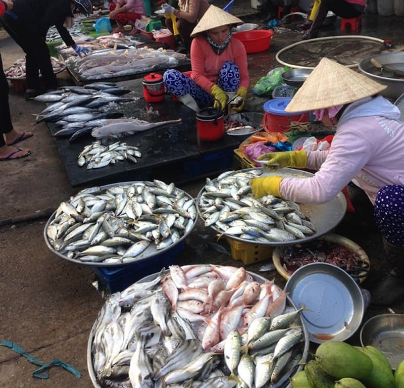 thưởng thức hải sản cực tươi ngon tại chợ hải sản phú quốc