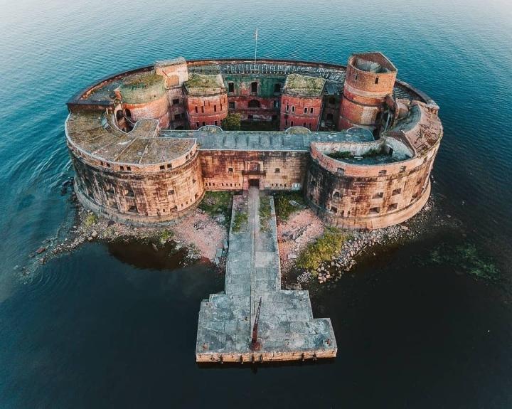 Lịch sử bí ẩn thu hút du khách của pháo đài cổ nổi giữa biển ở Nga