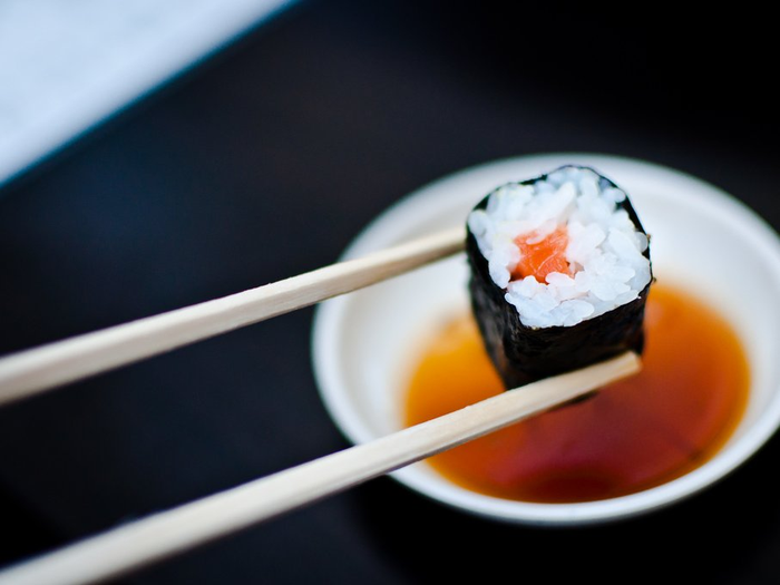 những điều nên và không nên làm khi ăn sushi