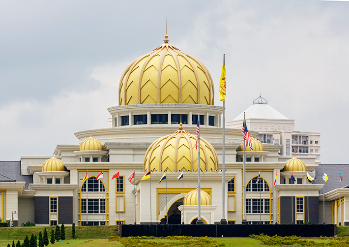 Tìm hiểu Cung điện Hoàng gia khi đến thăm Malaysia - ALONGWALKER