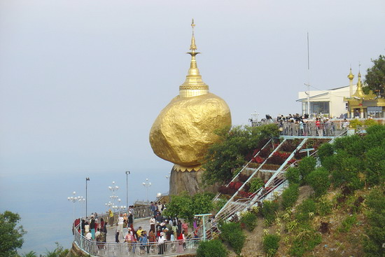 Khám phá Chùa Đá Vàng kì lạ tại Myanmar