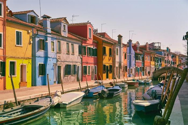 Khám phá hòn đảo đầy màu sắc tuyệt đẹp ở Italia