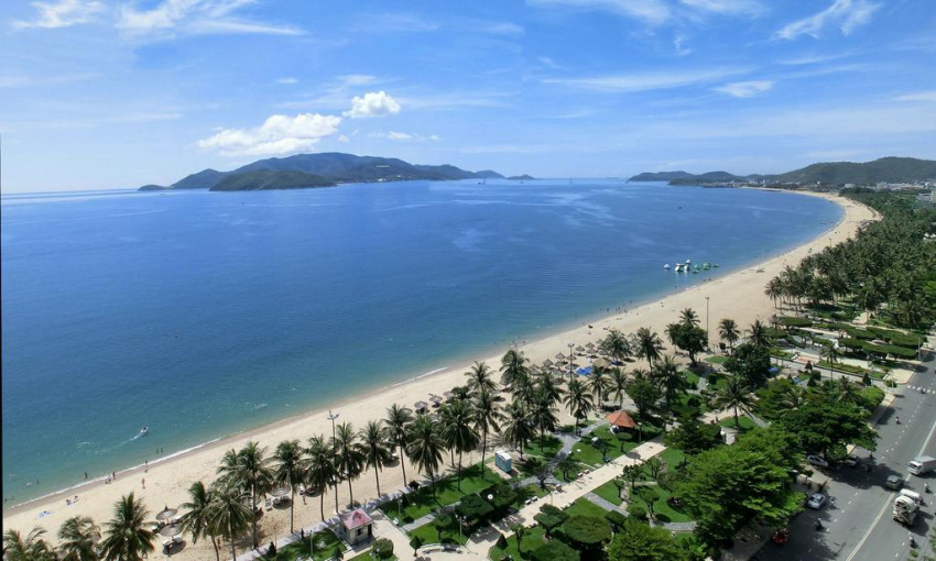 Hạ nhiệt tại các bãi tắm biển đẹp ở Nha Trang