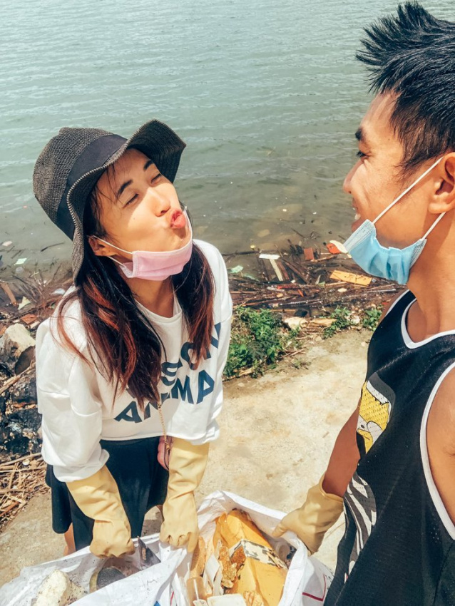 Vợ chồng trẻ dọn rác tại hồ Tuyền Lâm, hành động đẹp cần được lan tỏa
