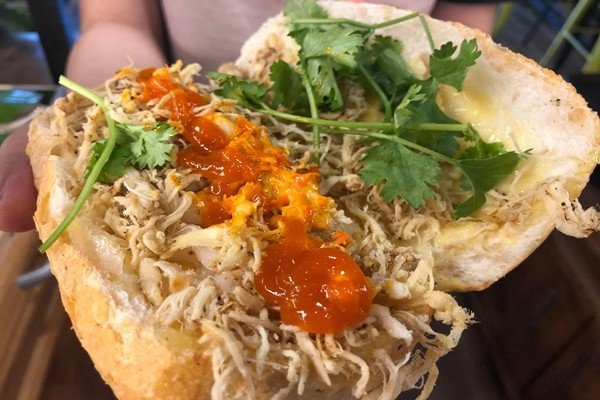 bánh mì gà, thưởng thức bánh mì gà có thương hiệu hơn 30 năm ở đà lạt