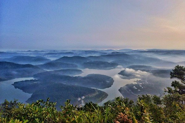 Lên đỉnh Pinhatt ngắm trọn hồ Tuyền Lâm trong tầm mắt