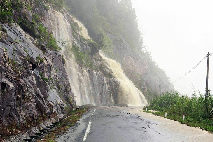 Đường đèo Đà Lạt - Nha Trang sạt lở nặng sau mưa lớn, hiện đã lưu thông trở lại