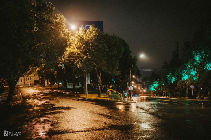 Cơn mưa đêm Đà Lạt đẹp luôn là lúc mà thành phố xanh sẽ trở nên lãng mạn và đầy quyến rũ. Thành phố sẽ trở nên lạ lẫm và đẹp mê ly. Cùng với hình ảnh tuyệt đẹp này, bạn sẽ thấy được Đà Lạt thật sự đã và đang thay đổi.
