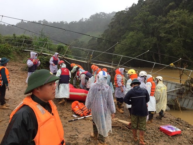 Lâm Đồng: Tìm thấy thi thể 2 nữ du khách bị nước lũ cuốn trôi