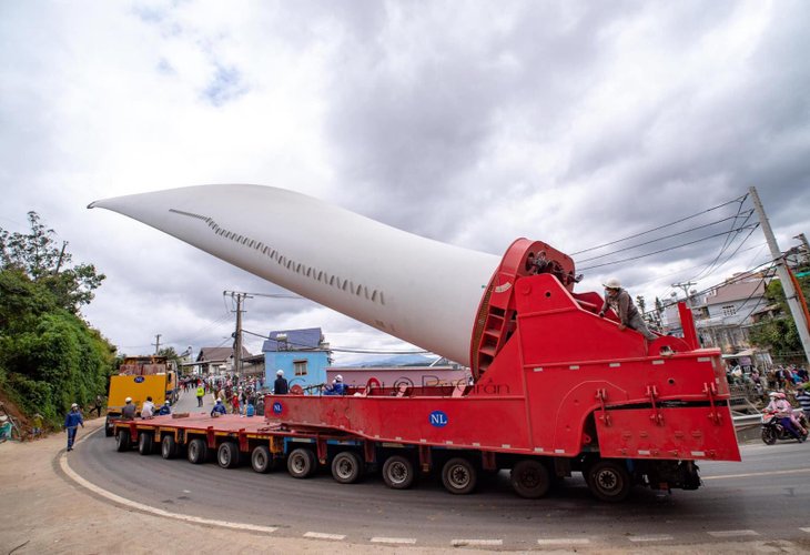 Chiếc cánh đầu tiên của dự án Điện gió Cầu Đất đã được vận chuyển đến nơi thành công