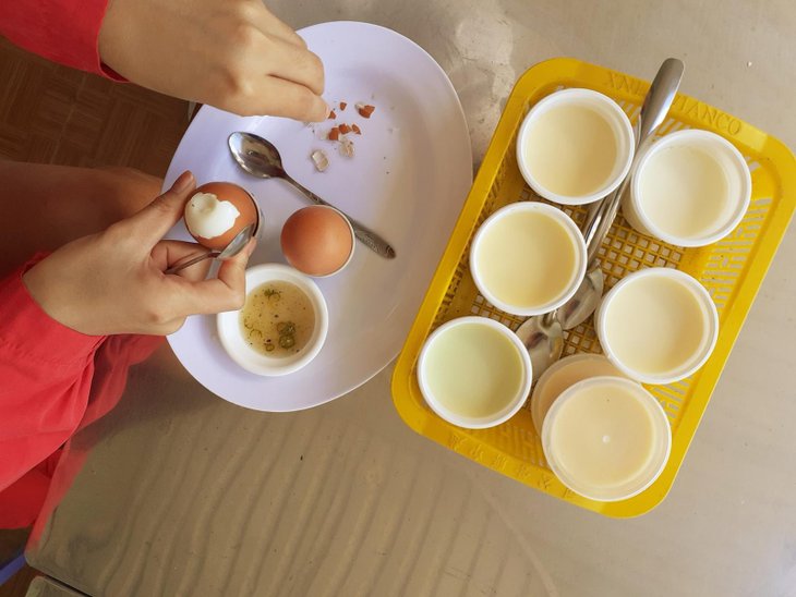 Thưởng thức yaourt phô mai - trứng lòng đào ngon nức tiếng dưới chân chùa Tàu