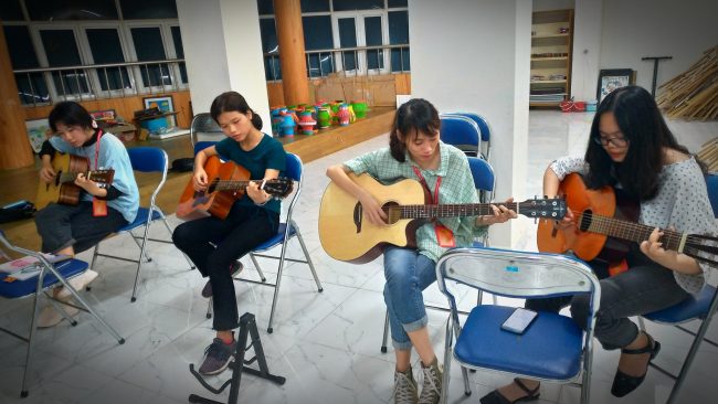 Top 8 địa chỉ học đàn Guitar giá rẻ dành cho Sinh viên ở Hà Nội