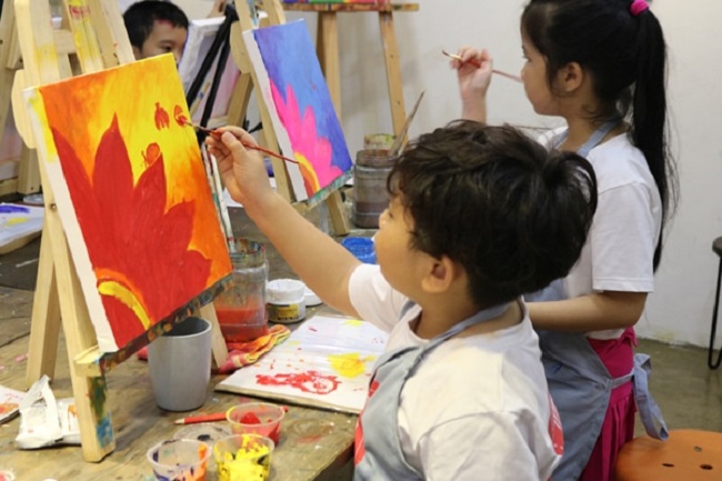 Trung tâm dạy vẽ TPHCM: Trung tâm dạy vẽ tại TPHCM cung cấp cho các học viên những kĩ thuật và kiến thức chuyên sâu trong nghệ thuật. Với đội ngũ giảng viên giàu kinh nghiệm, các học viên sẽ được truyền cảm hứng và hướng dẫn để phát triển sự sáng tạo trong vẽ tranh.