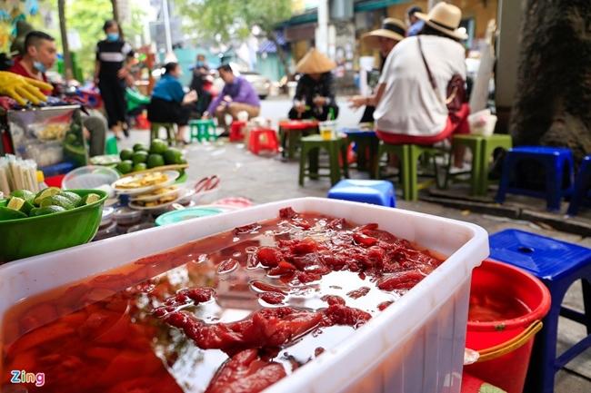 món ngon vỉa hè, món ăn vặt, khách ngồi tràn vỉa hè ăn sứa đỏ sống đầu hè