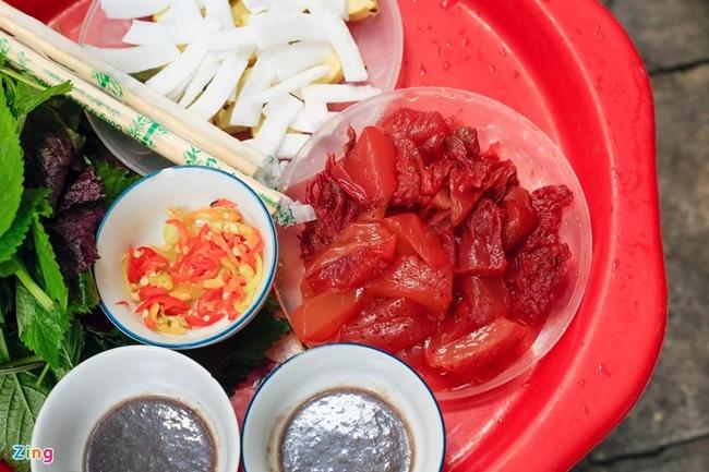 món ngon vỉa hè, món ăn vặt, khách ngồi tràn vỉa hè ăn sứa đỏ sống đầu hè