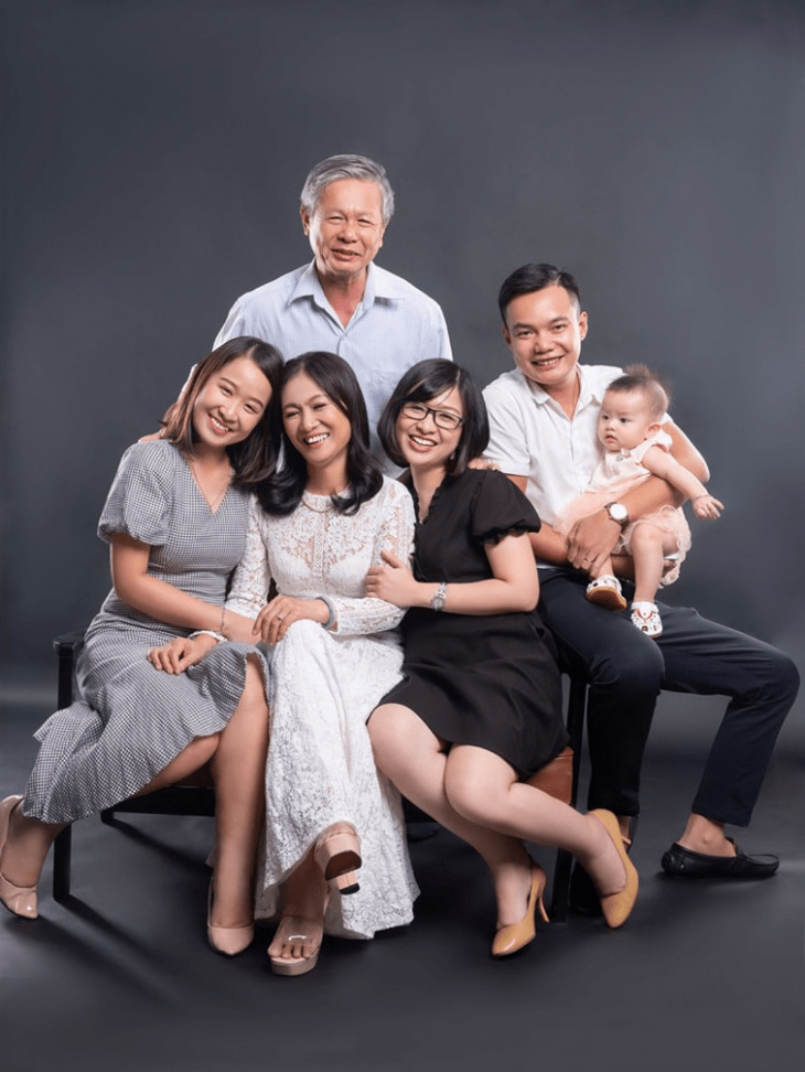 Studio chụp ảnh gia đình tại Đà Nẵng mang lại không gian chuyên nghiệp, hiện đại và tạo cảm giác thoải mái cho bạn và gia đình. Hình ảnh đa dạng, ý tưởng sáng tạo, chúng tôi sẽ giúp chụp ra những bức ảnh gia đình tuyệt đẹp mà bạn sẽ mãi mãi yêu thích.