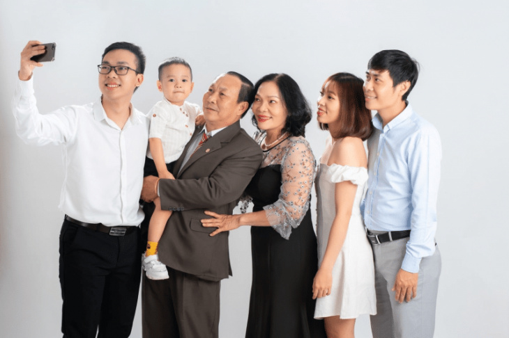 Bạn đang muốn chụp ảnh gia đình tại Đà Nẵng? Top 10 Studio chụp ảnh gia đình Đà Nẵng hot nhất sẽ đem đến cho bạn những bức ảnh đẹp và chất lượng nhất. Hãy để chúng tôi giúp bạn lưu giữ những khoảnh khắc đáng nhớ của gia đình bạn.