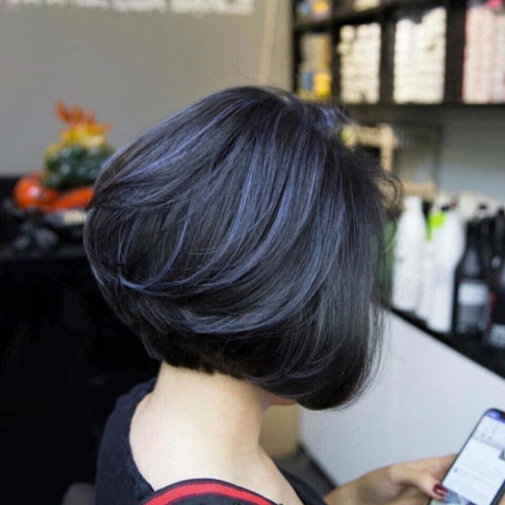 Bạn muốn sở hữu một mái tóc đẹp và bắt mắt? Hãy đến với salon cắt tóc nữ Đà Nẵng của chúng tôi. Chúng tôi có đội ngũ chuyên gia tóc tài năng sẽ giúp bạn tạo ra kiểu tóc ấn tượng và mới lạ.