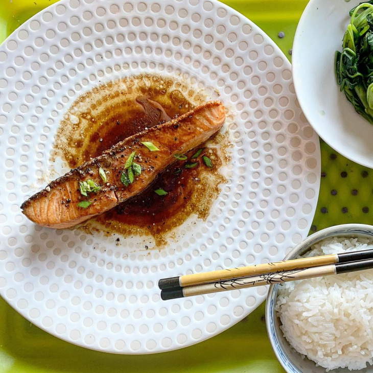 bữa tối, bữa trưa, món kho, mách bạn 2 cách làm cá hồi kho đúng chất người việt