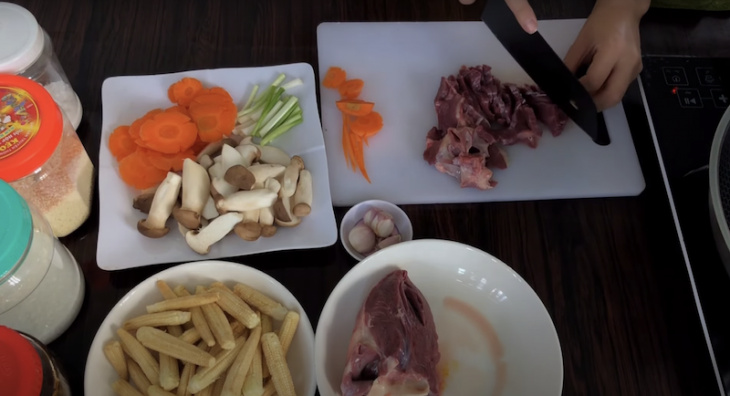 bữa tối, món xào, cách làm tim lợn xào nấm đơn giản, dễ làm chỉ mất 20 phút