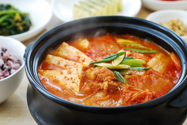 Cách nấu canh kim chi thịt bò đơn giản chuẩn Hàn Quốc chỉ 30 phút