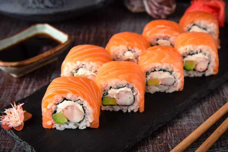 bữa tối, bữa trưa, 3 cách làm sushi cá hồi không bị tanh, ngon như nhà hàng