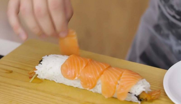 bữa tối, bữa trưa, 3 cách làm sushi cá hồi không bị tanh, ngon như nhà hàng