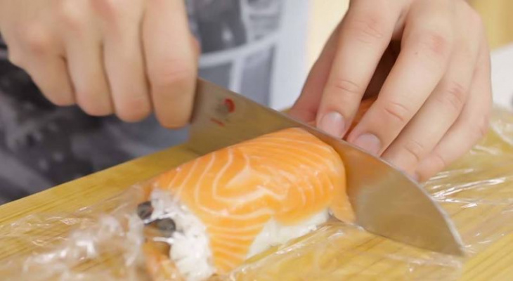 bữa tối, bữa trưa, 3 cách làm sushi cá hồi không bị tanh, ngon như nhà hàng