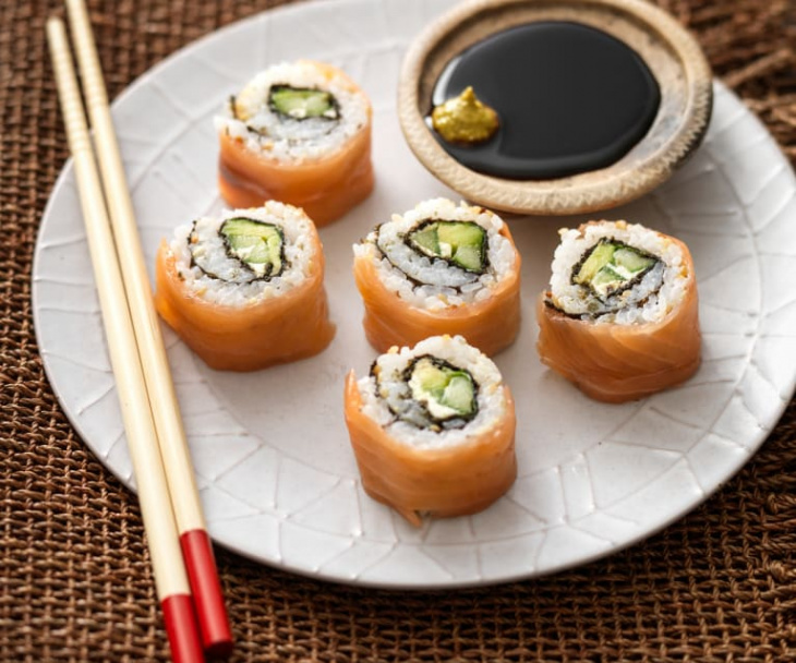 bữa tối, bữa trưa, 3 cách làm sushi cá hồi không bị tanh, ngon như nhà hàng