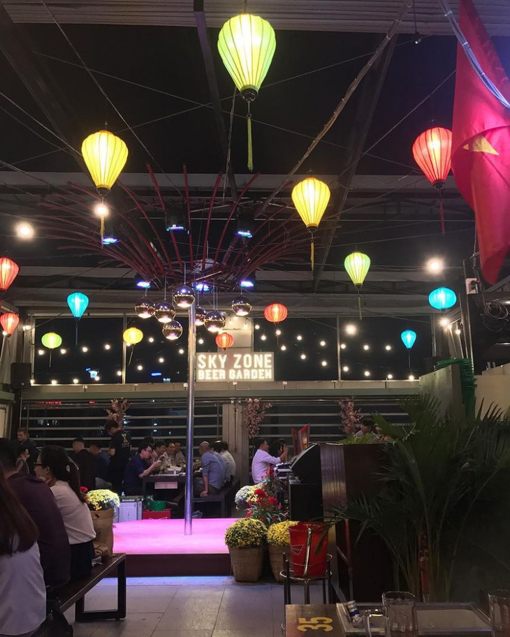 duke ngrënë dhe pirë në Saigon, një koleksion me 10 bare në Distriktin 3 që duhen provuar një herë