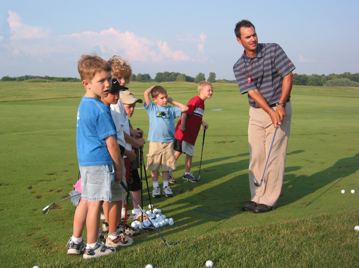 vì sao nên đầu tư cho trẻ chơi golf? top 8 lý do to bự khiến cha mẹ nào cũng phải gật gù