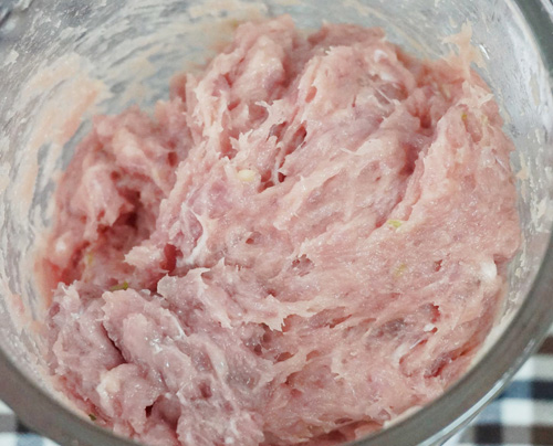 cách làm bột thịt lợn thơm ngon bổ dưỡng cho bé trên 6 tháng tuổi