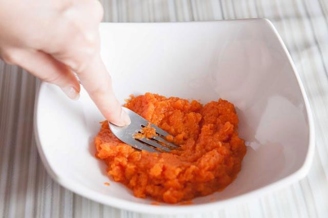 cách làm bột cà rốt giúp bé mắt sáng, thông minh