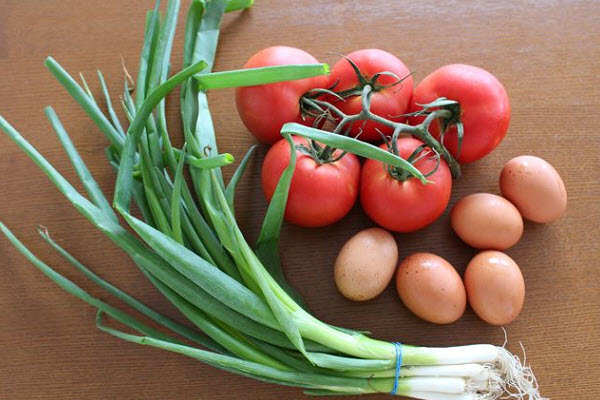 cách làm canh cà chua trứng thơm ngon đơn giản tại nhà