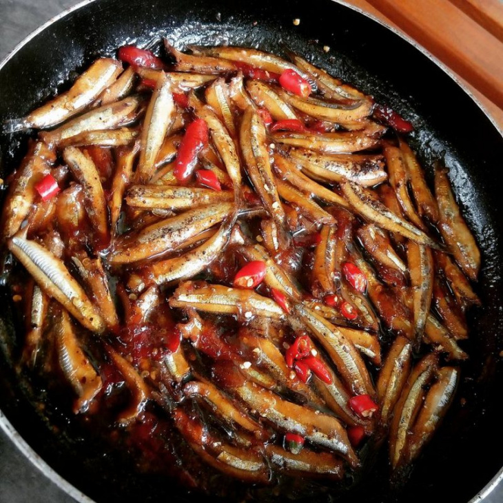 cách làm cá cơm khô chua ngọt cho bữa cơm gia đình thêm trọn vị