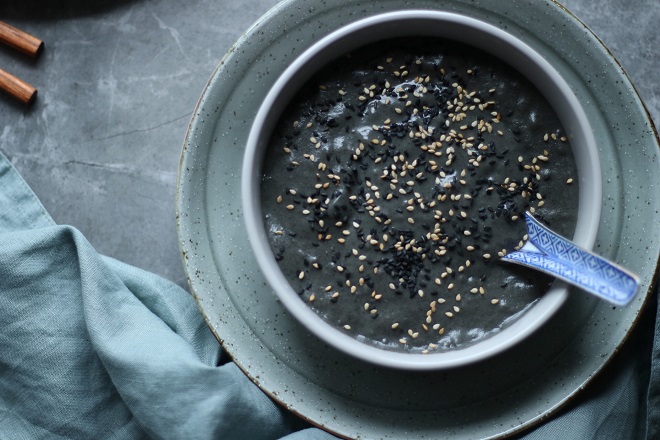Cách nấu chè mè đen nước dừa ấm áp cho mùa đông