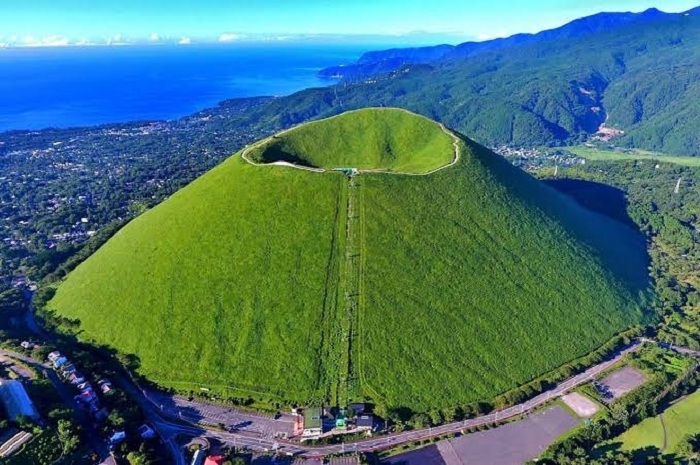 Khám phá núi lửa Omuro Nhật Bản trông như chiếc bánh matcha khổng lồ tuyệt đẹp 