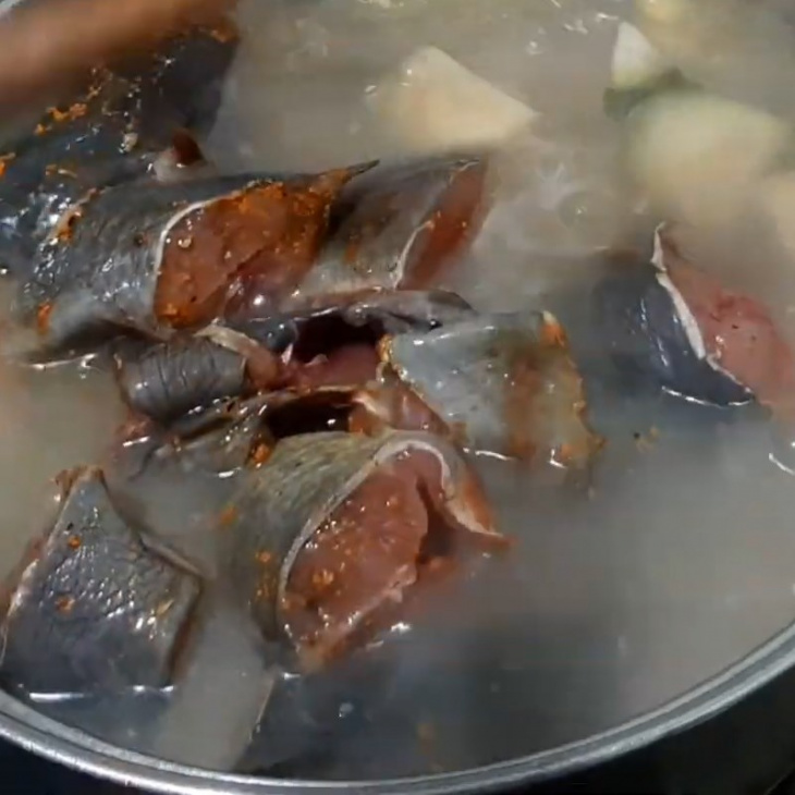 cách nấu cá trê om chuối thơm ngon, hấp dẫn ngày đông