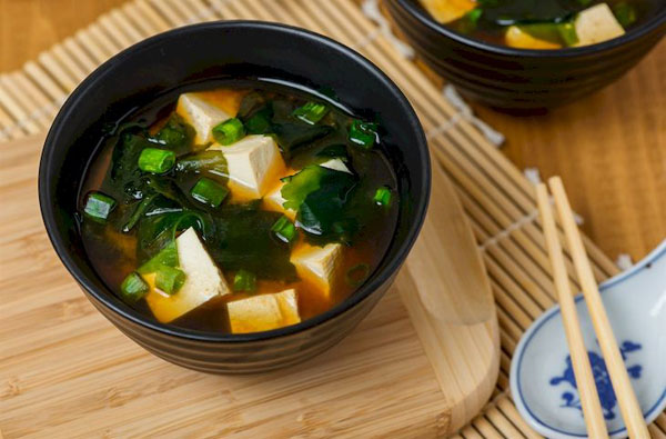 Cách nấu súp miso rong biển chuẩn vị Nhật Bản với 3 bước