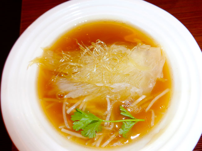 Cách nấu súp vi cá mập khô bổ dưỡng cho cả nhà