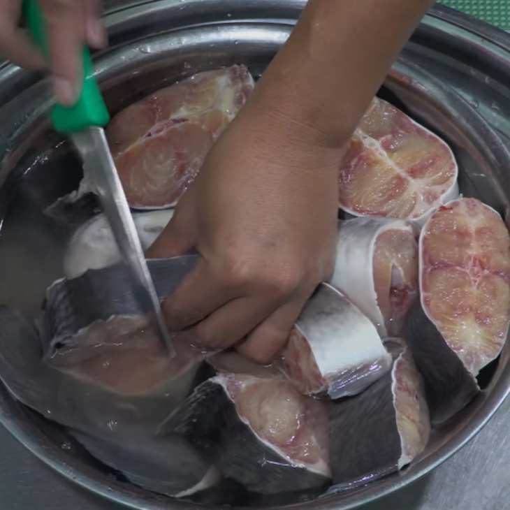 cách làm lẩu cá trê nấu mẻ thơm ngon thanh mát đậm hương vị