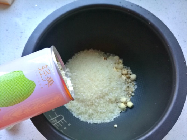 mách bạn cách làm cơm hạt sen bo bo đơn giản tại nhà