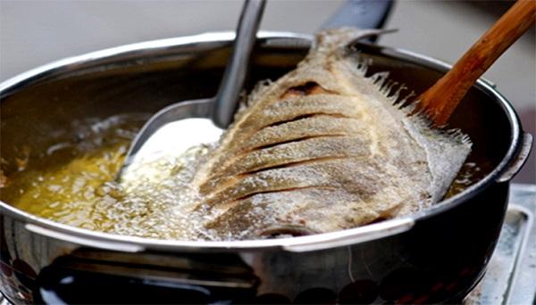 cách nấu lẩu cá chép om dưa đơn giản tại nhà