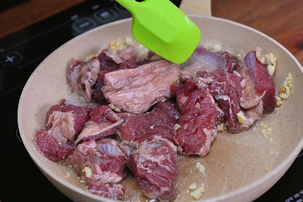 cách nấu sốt vang thịt bò ngon, đơn giản nhất